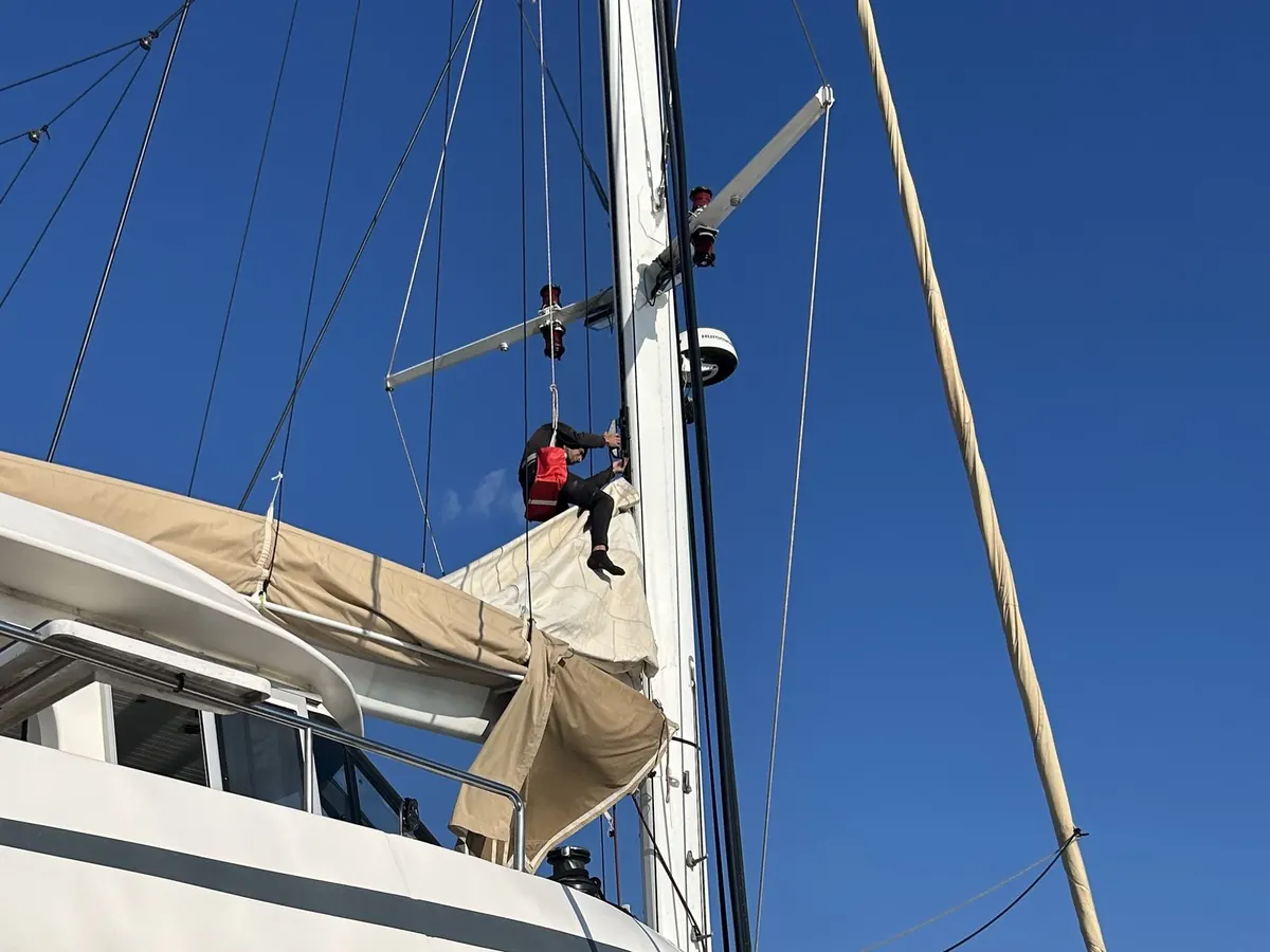 Intervention en tête de mât sur un catamaran