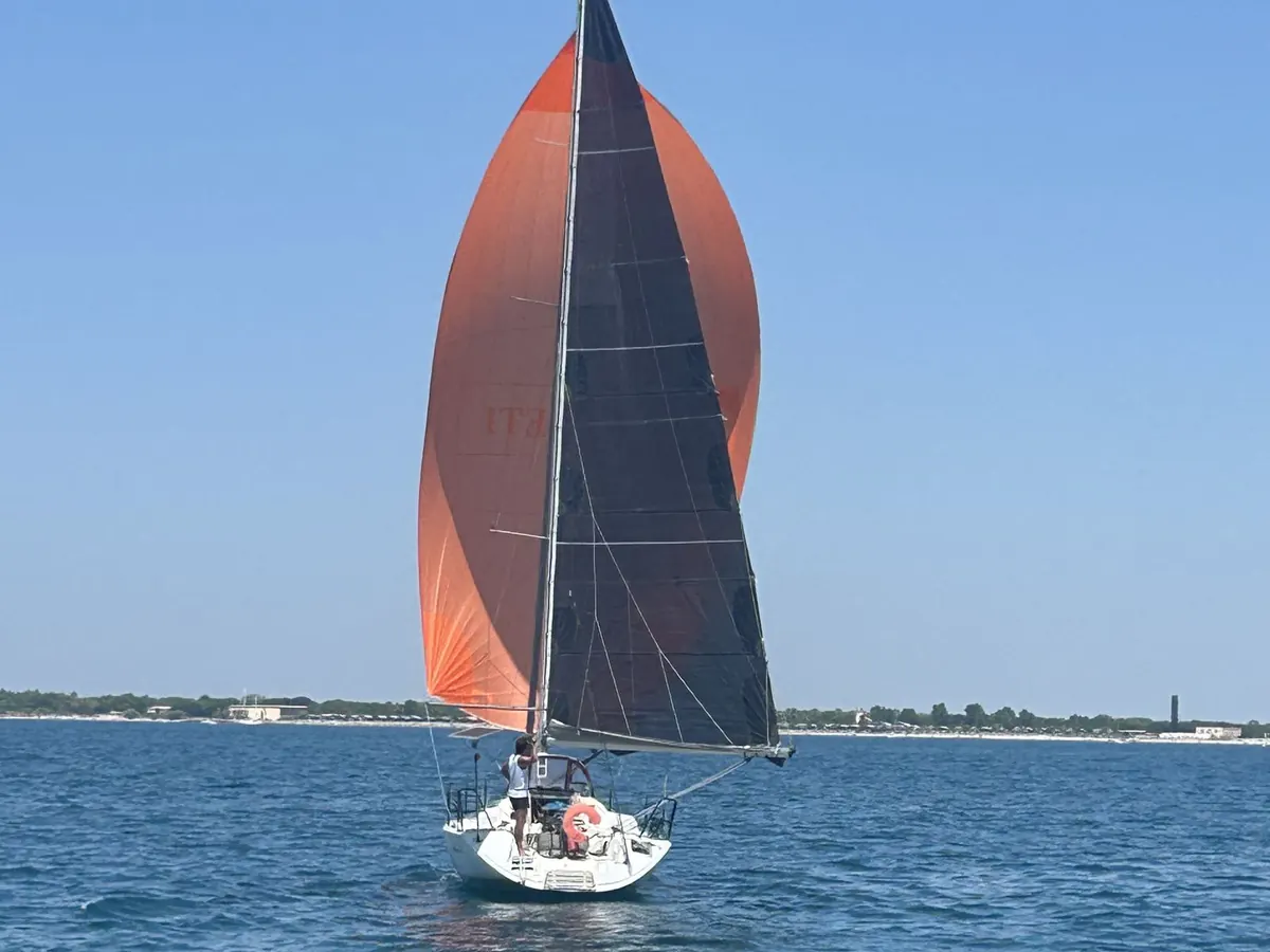Voilier sous spi en régate